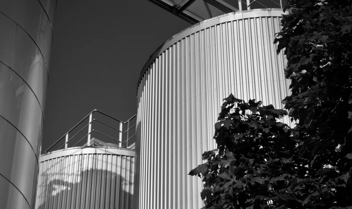 Technikzentrale mit Rohrleitungen und Anlagentechnik